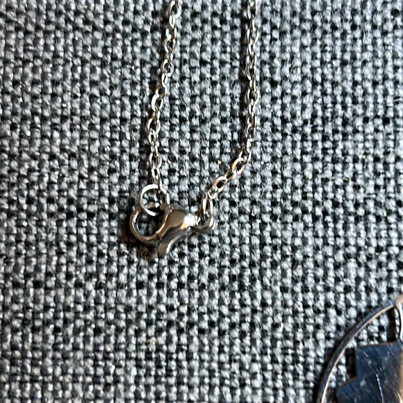 Skull couple pendant and chain - Picture 3 of 3